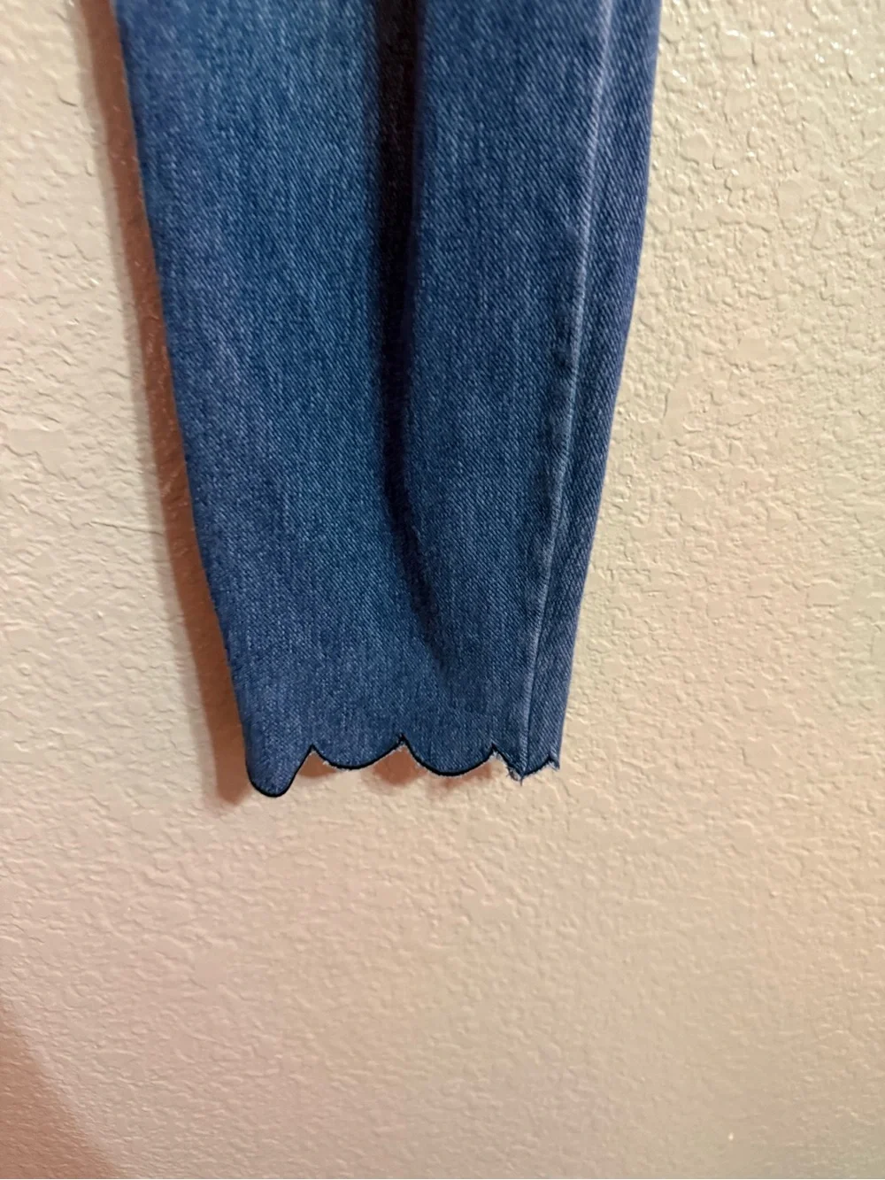 Lyssé Lynette Scallop Edge Denim Pull On Leggings in women’s size Small.